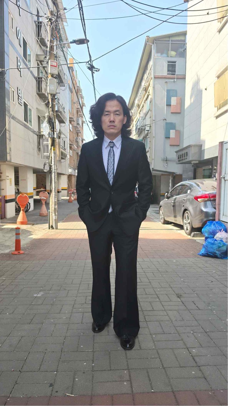 배한용 프로필 — 전신 정장